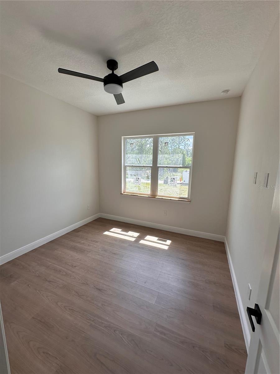 Image 32 of 73 For 708 Daysland Avenue Sw