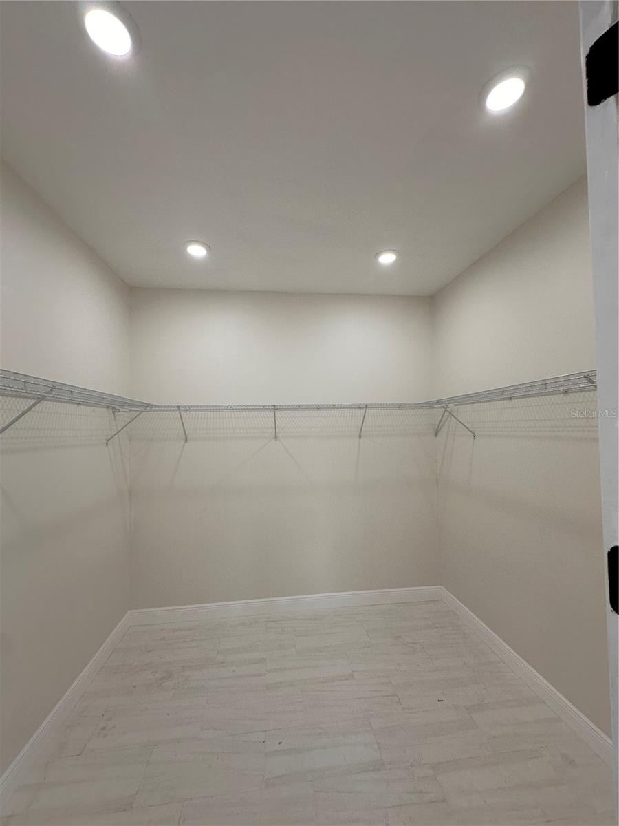 Image 36 of 73 For 708 Daysland Avenue Sw