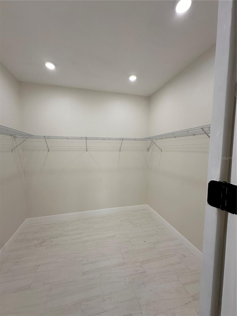 Image 37 of 73 For 708 Daysland Avenue Sw