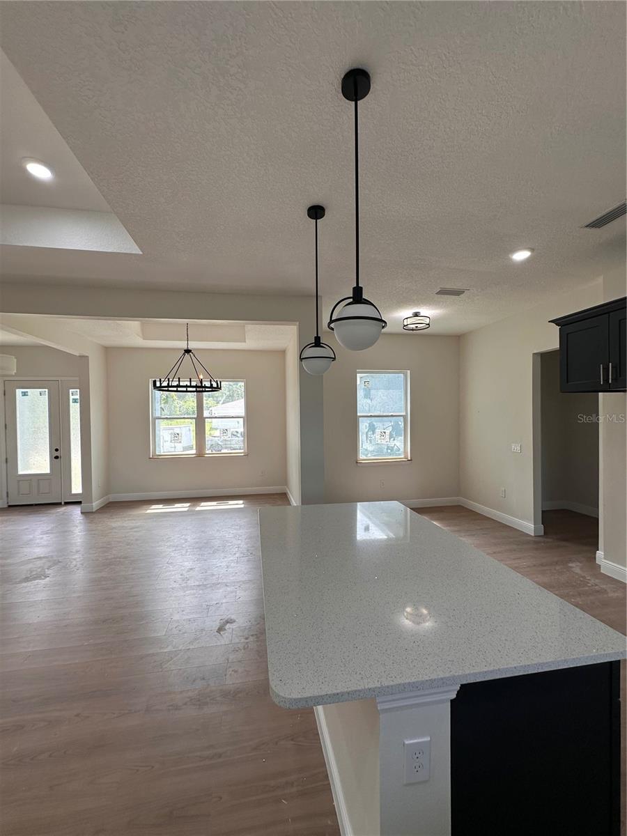 Image 6 of 73 For 708 Daysland Avenue Sw
