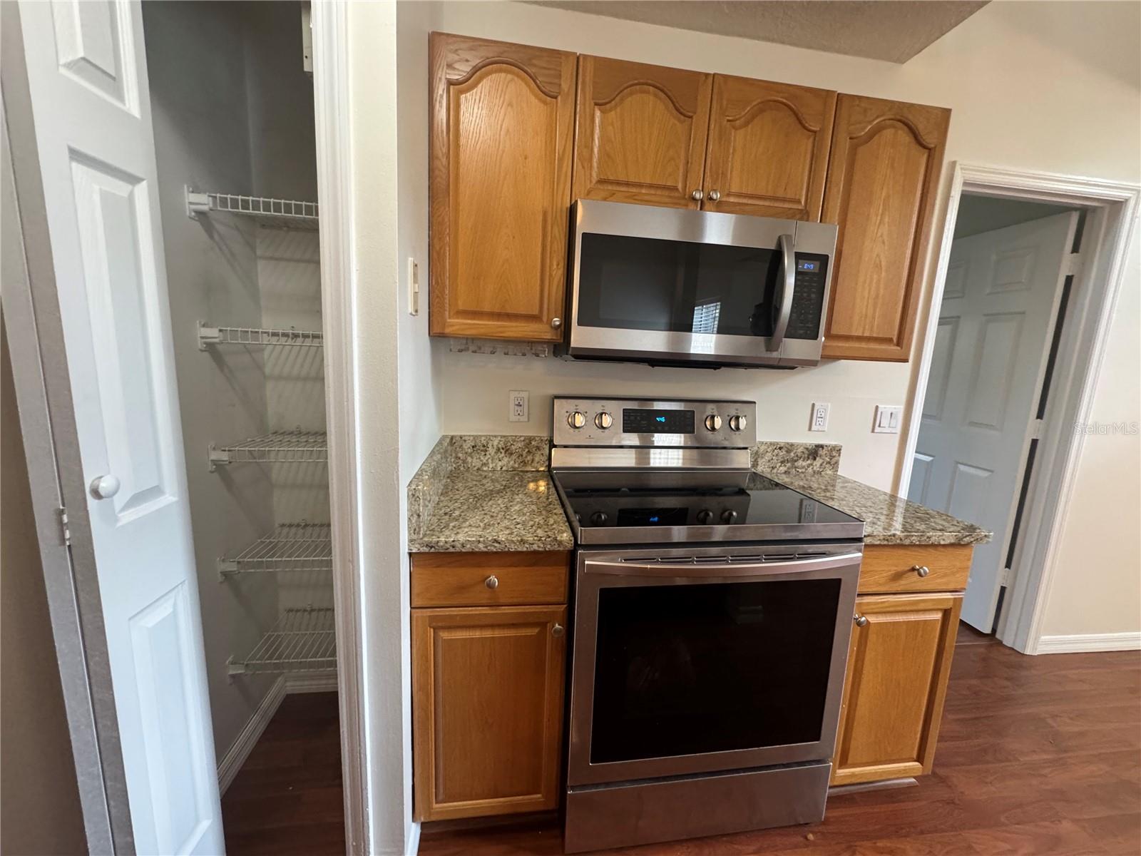 Image 12 of 31 For 964 Helmsley Court 202