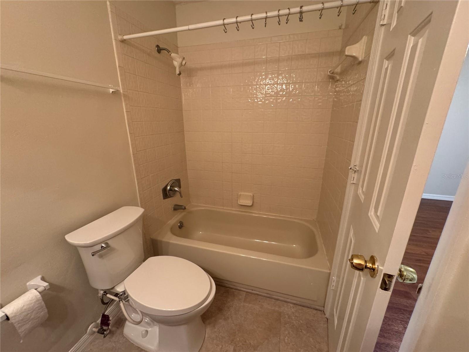 Image 16 of 31 For 964 Helmsley Court 202