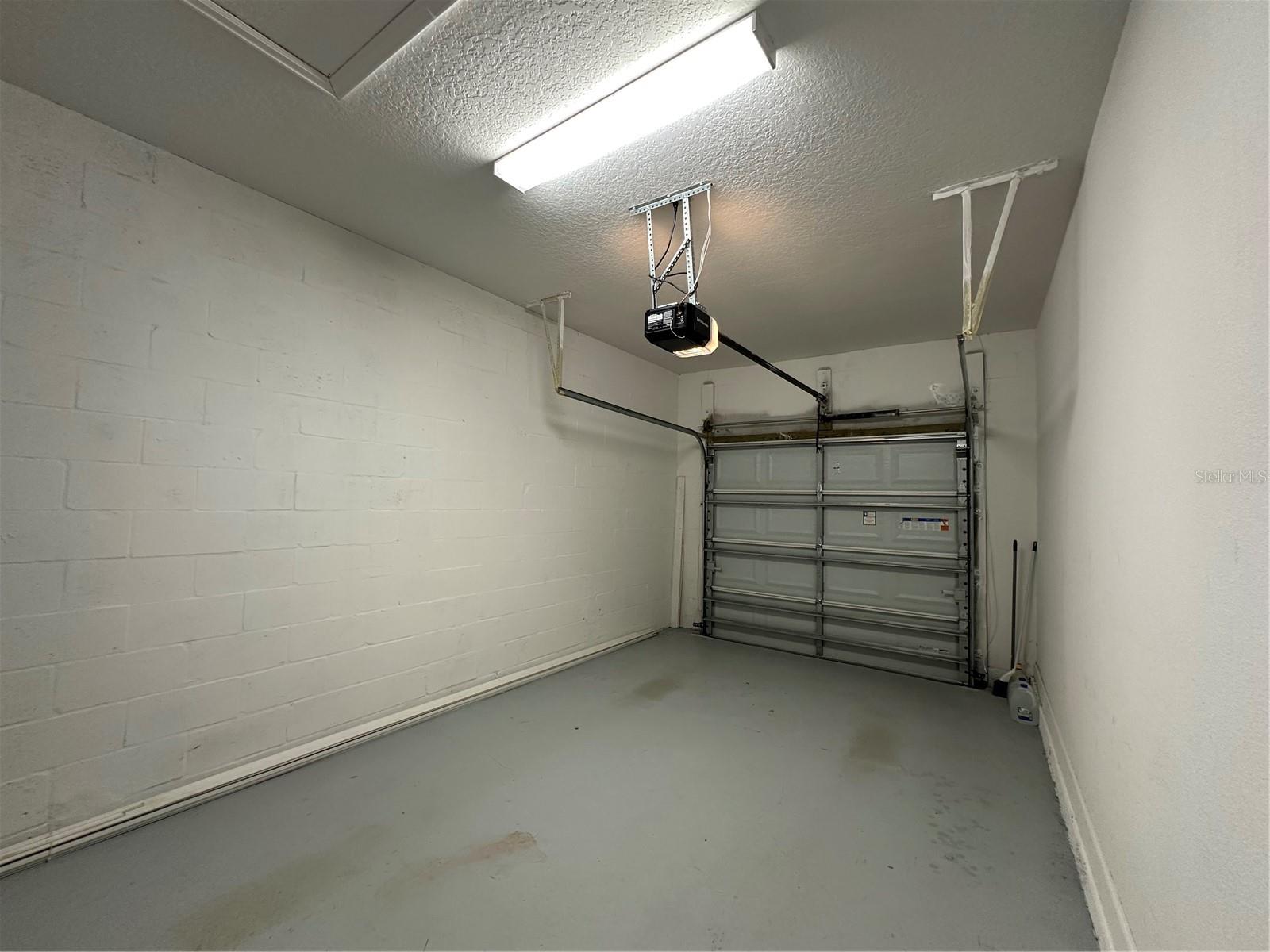 Image 18 of 34 For 1068 Quaker Ridge Lane