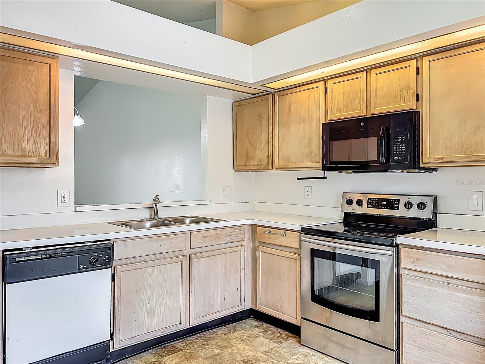 Image 6 of 36 For 14851 Laguna Beach Circle