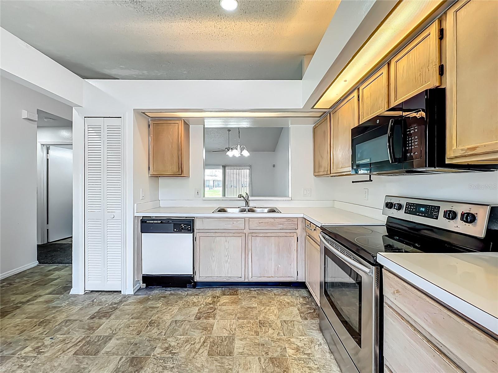 Image 7 of 36 For 14851 Laguna Beach Circle