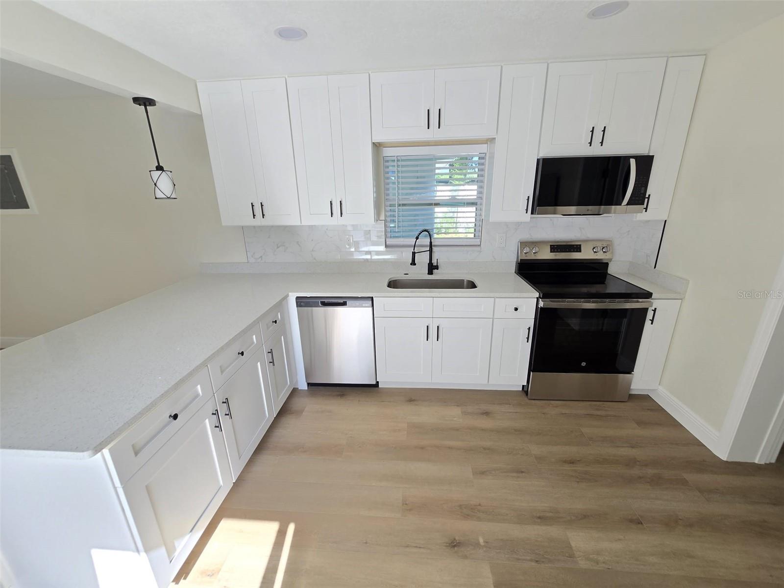 Image 2 of 9 For 416 Ianthe Street 2