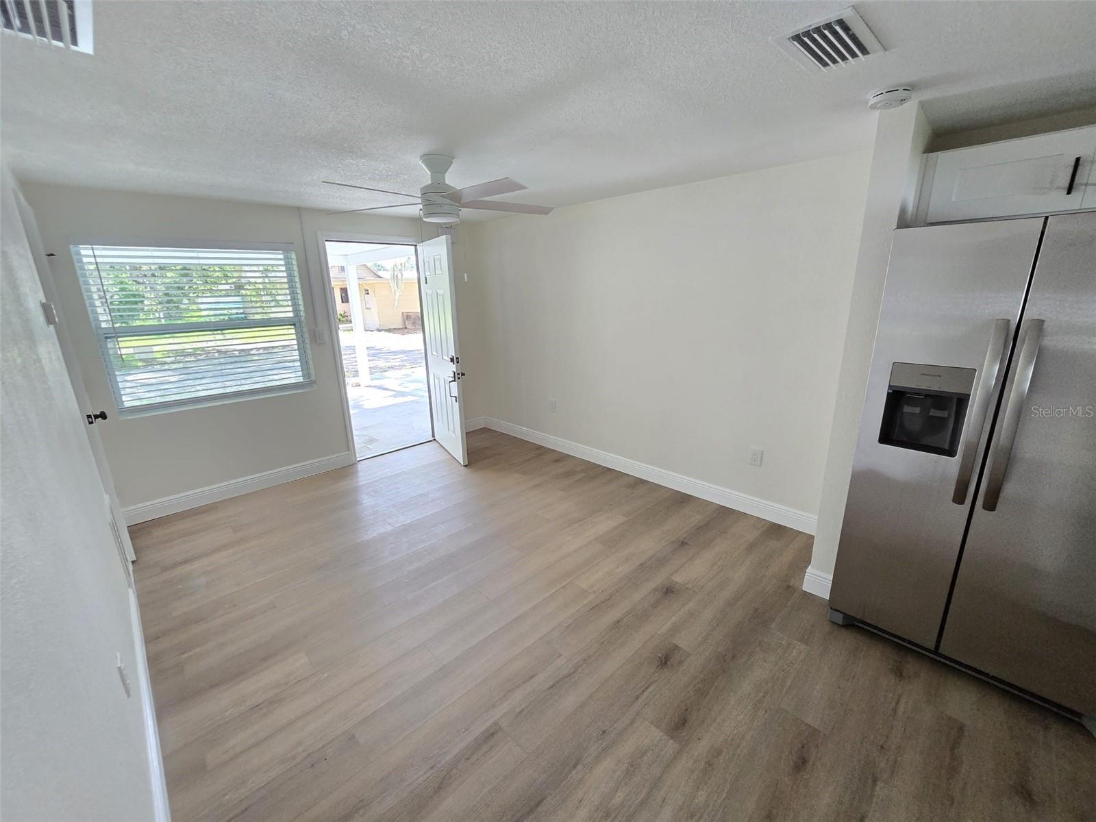 Image 3 of 16 For 416 Ianthe Street 3