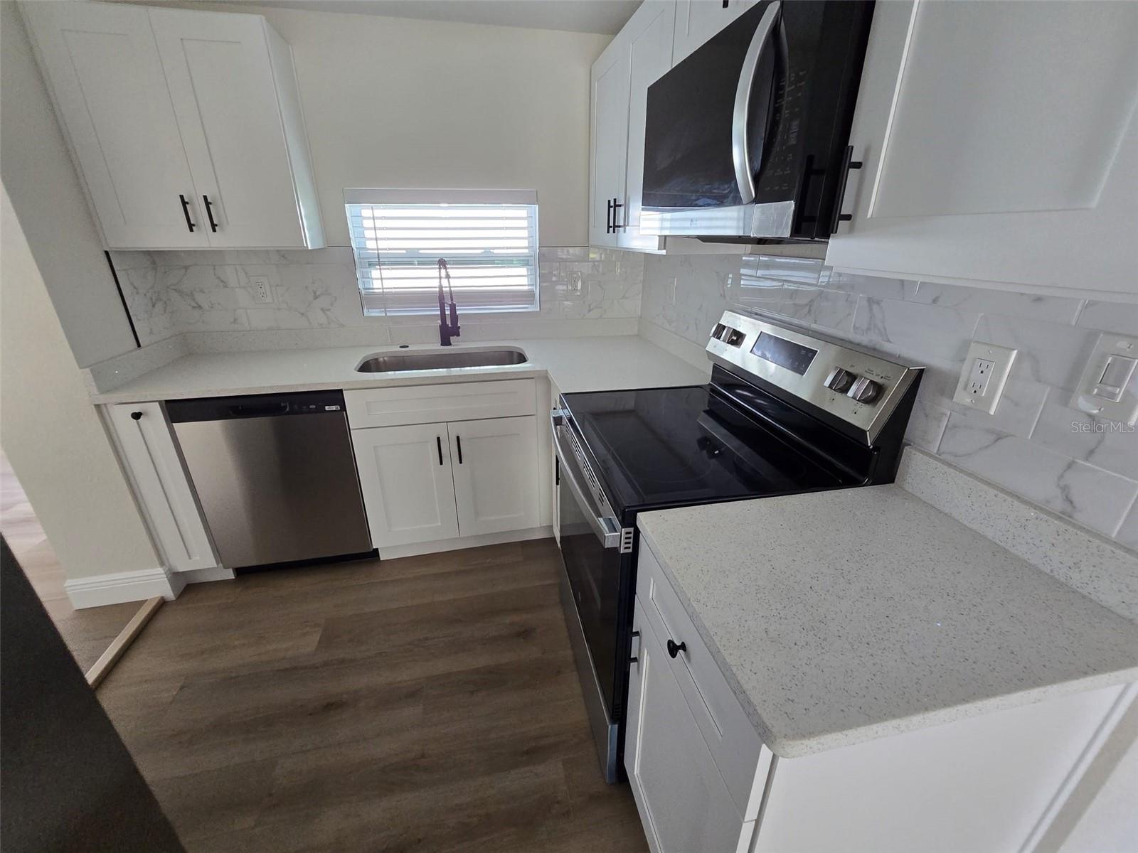 Image 5 of 16 For 416 Ianthe Street 3