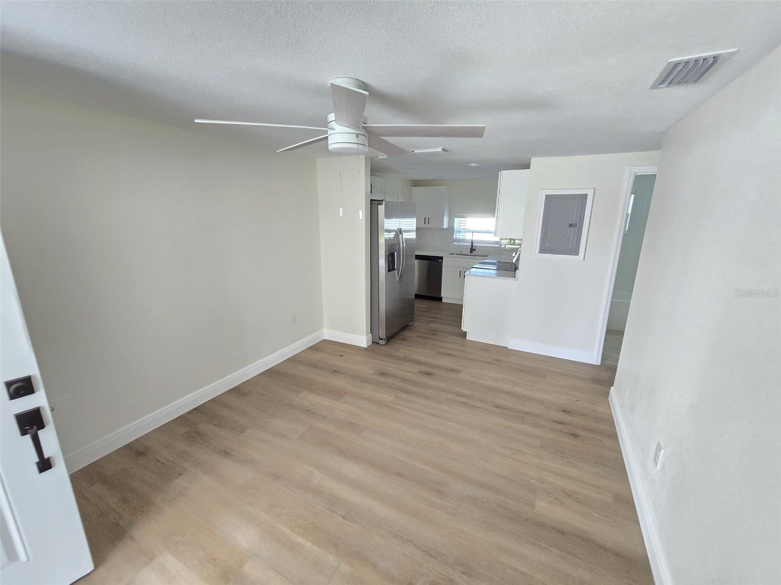 Image 7 of 16 For 416 Ianthe Street 3