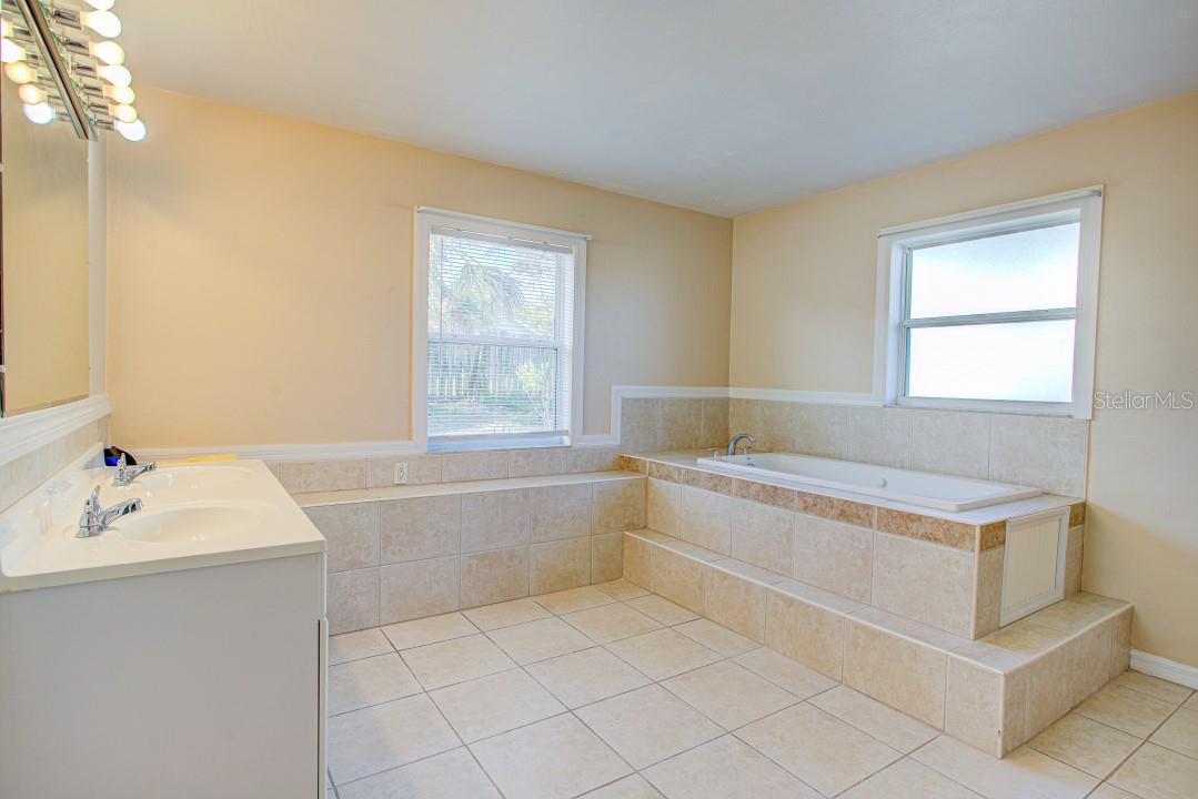 Image 40 of 66 For 22 Plaza Drive
