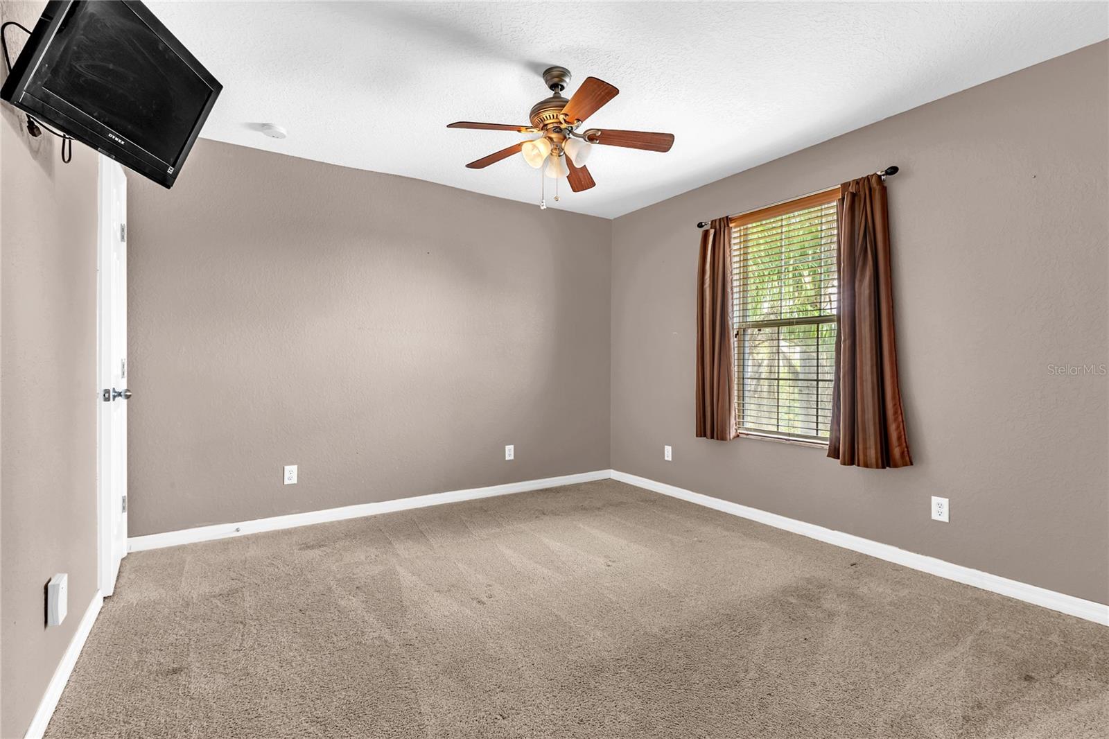 Image 22 of 37 For 255 Towerview Drive W