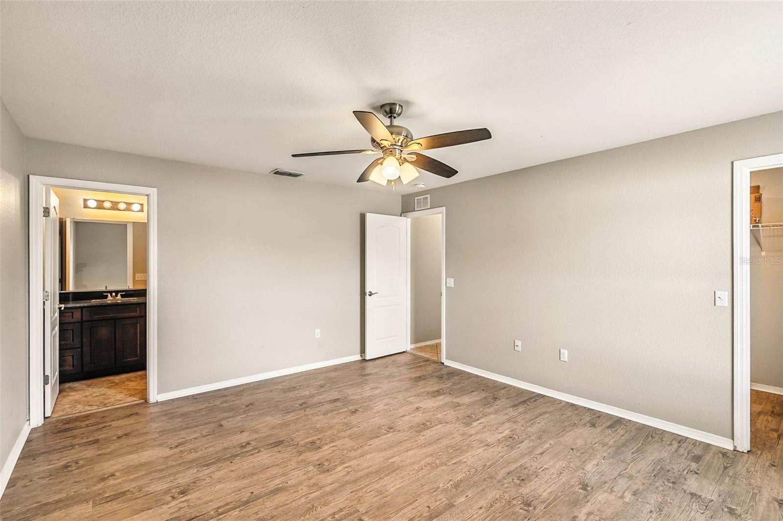 Image 13 of 25 For 6867 Heatherbrook Drive
