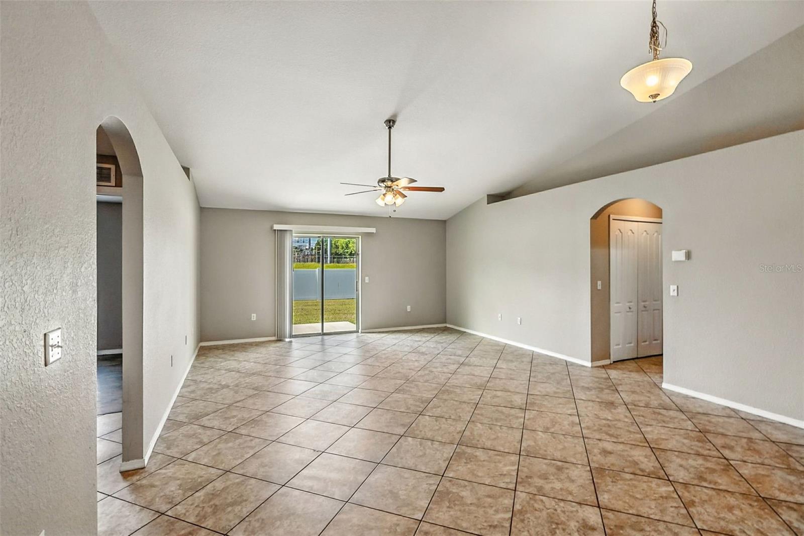 Image 4 of 25 For 6867 Heatherbrook Drive