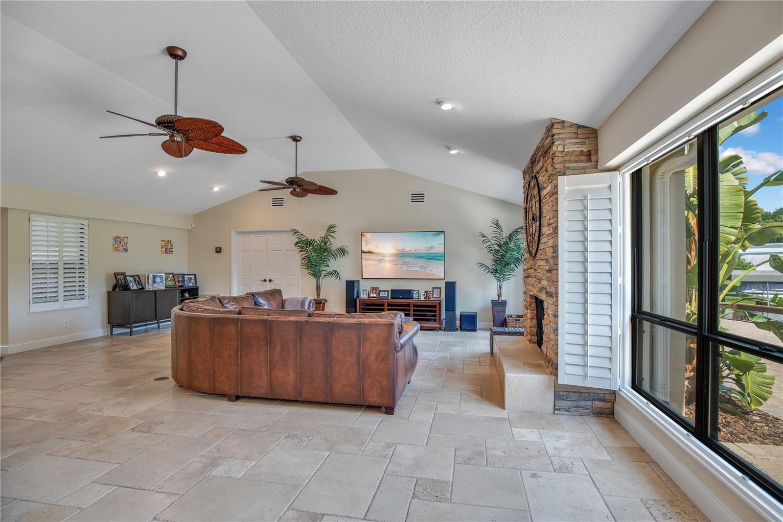 Listing photo id 10 for 525 Mandalay Road