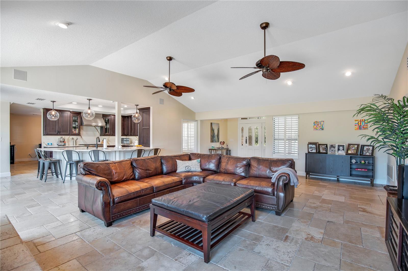 Listing photo id 11 for 525 Mandalay Road