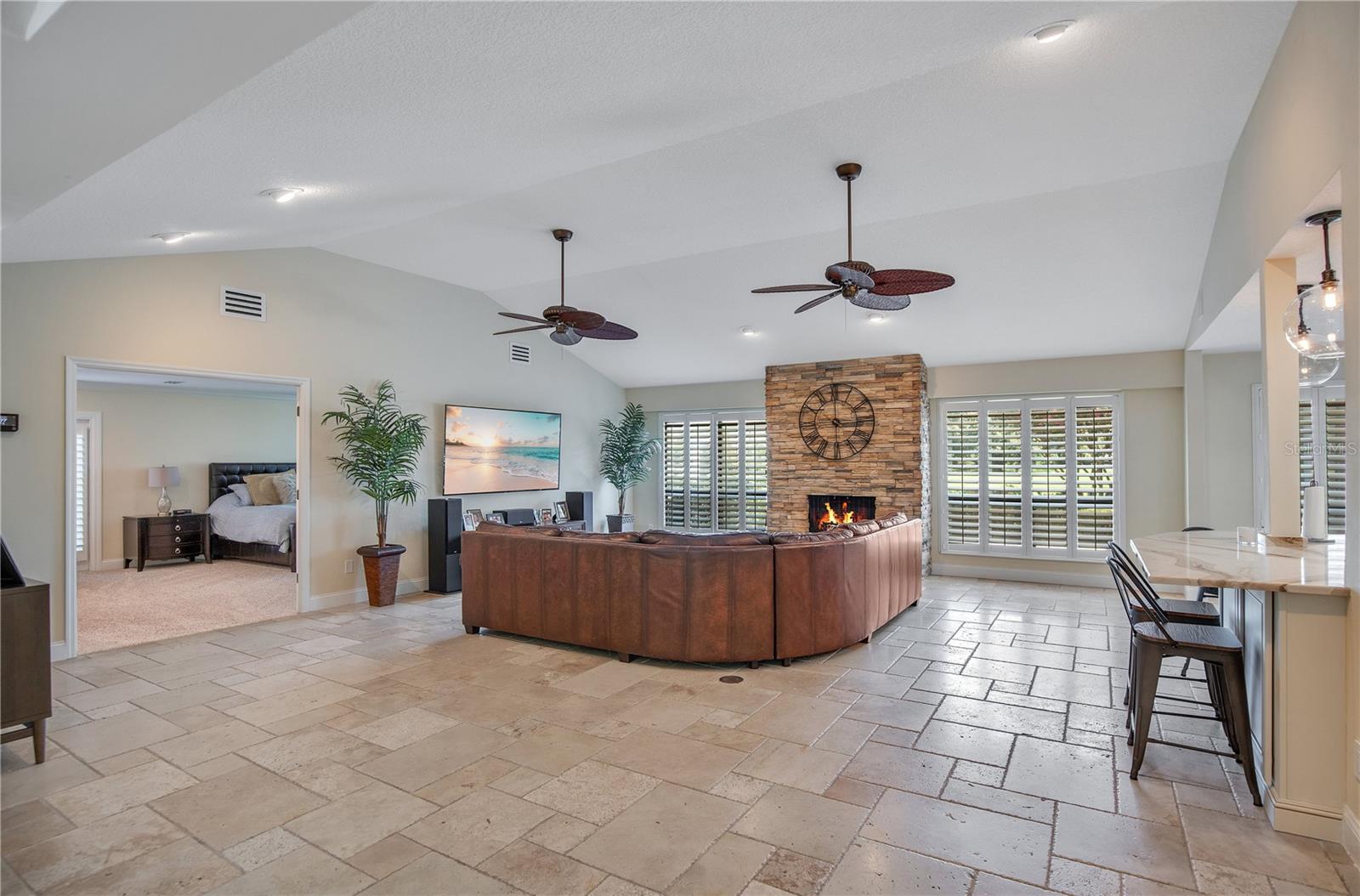 Listing photo id 13 for 525 Mandalay Road