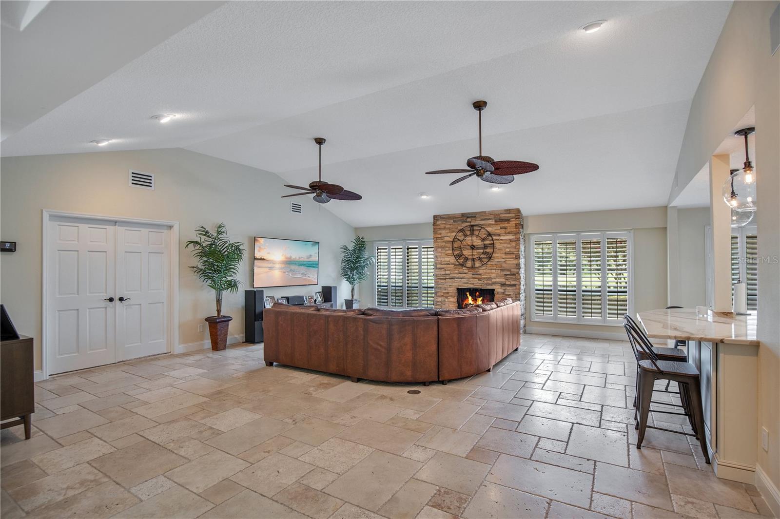 Listing photo id 14 for 525 Mandalay Road