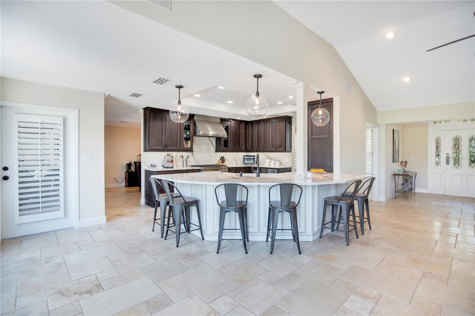 Listing photo id 16 for 525 Mandalay Road