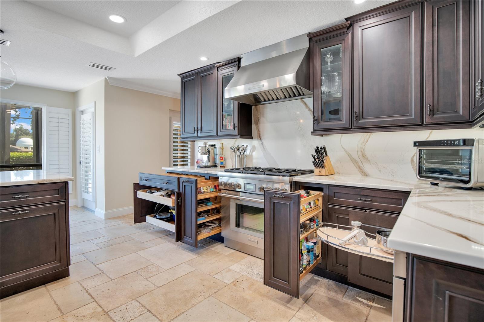 Listing photo id 19 for 525 Mandalay Road