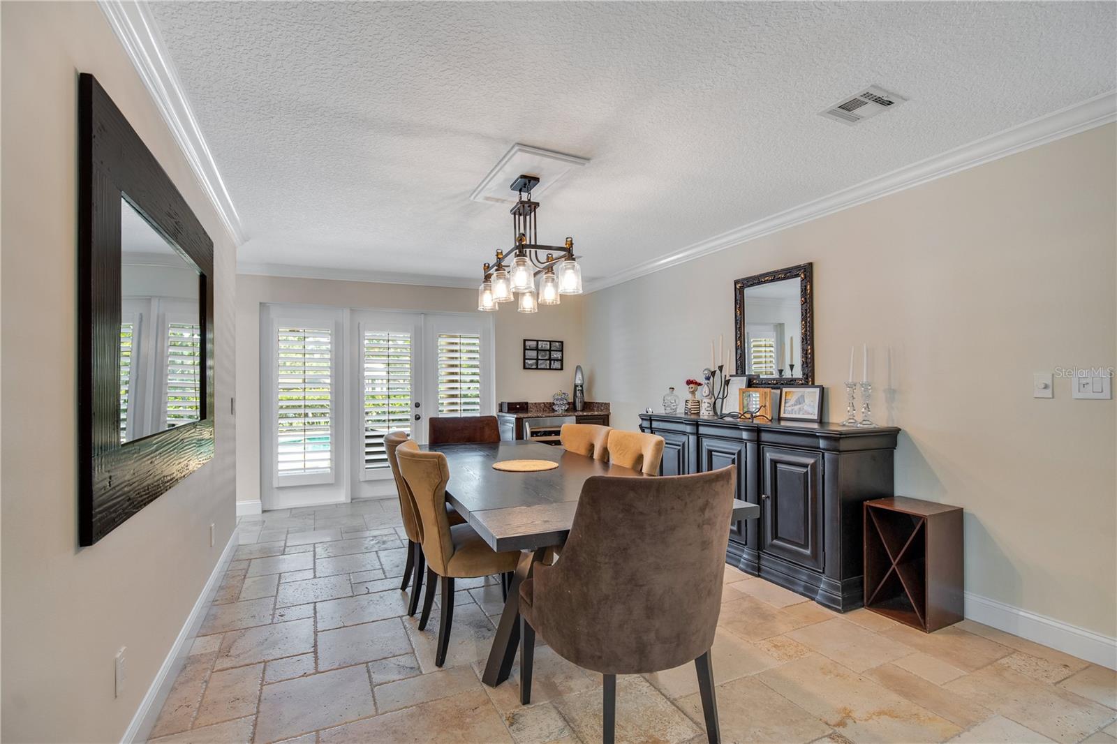 Listing photo id 25 for 525 Mandalay Road