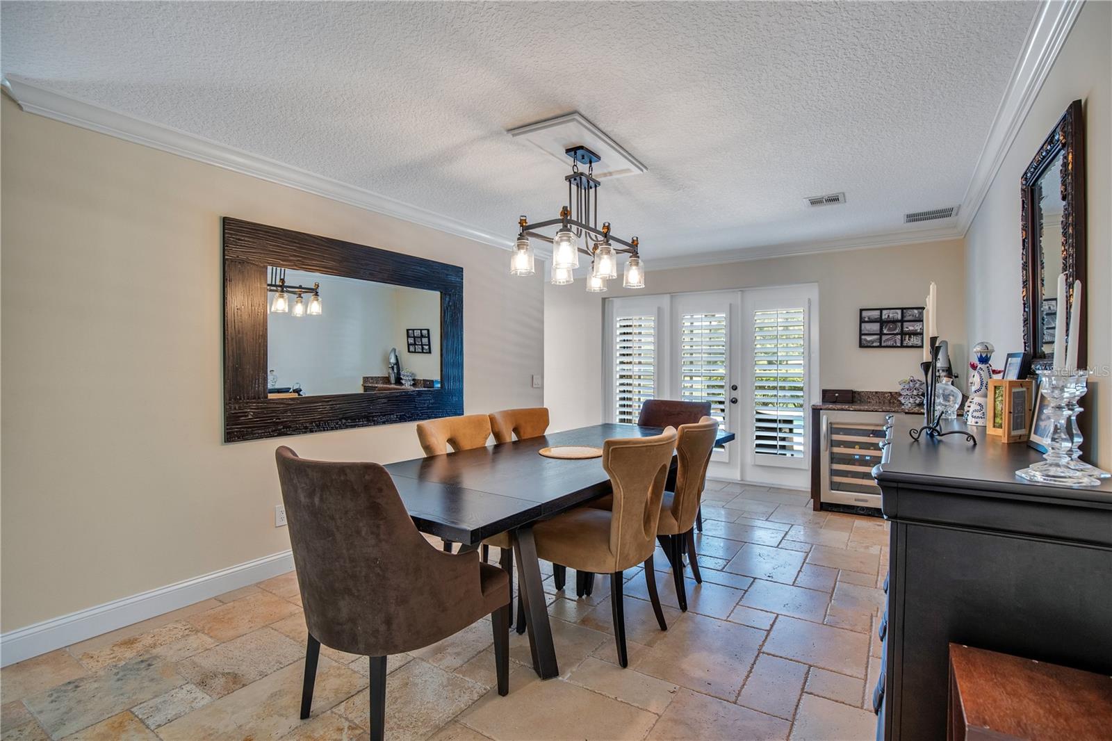 Listing photo id 26 for 525 Mandalay Road