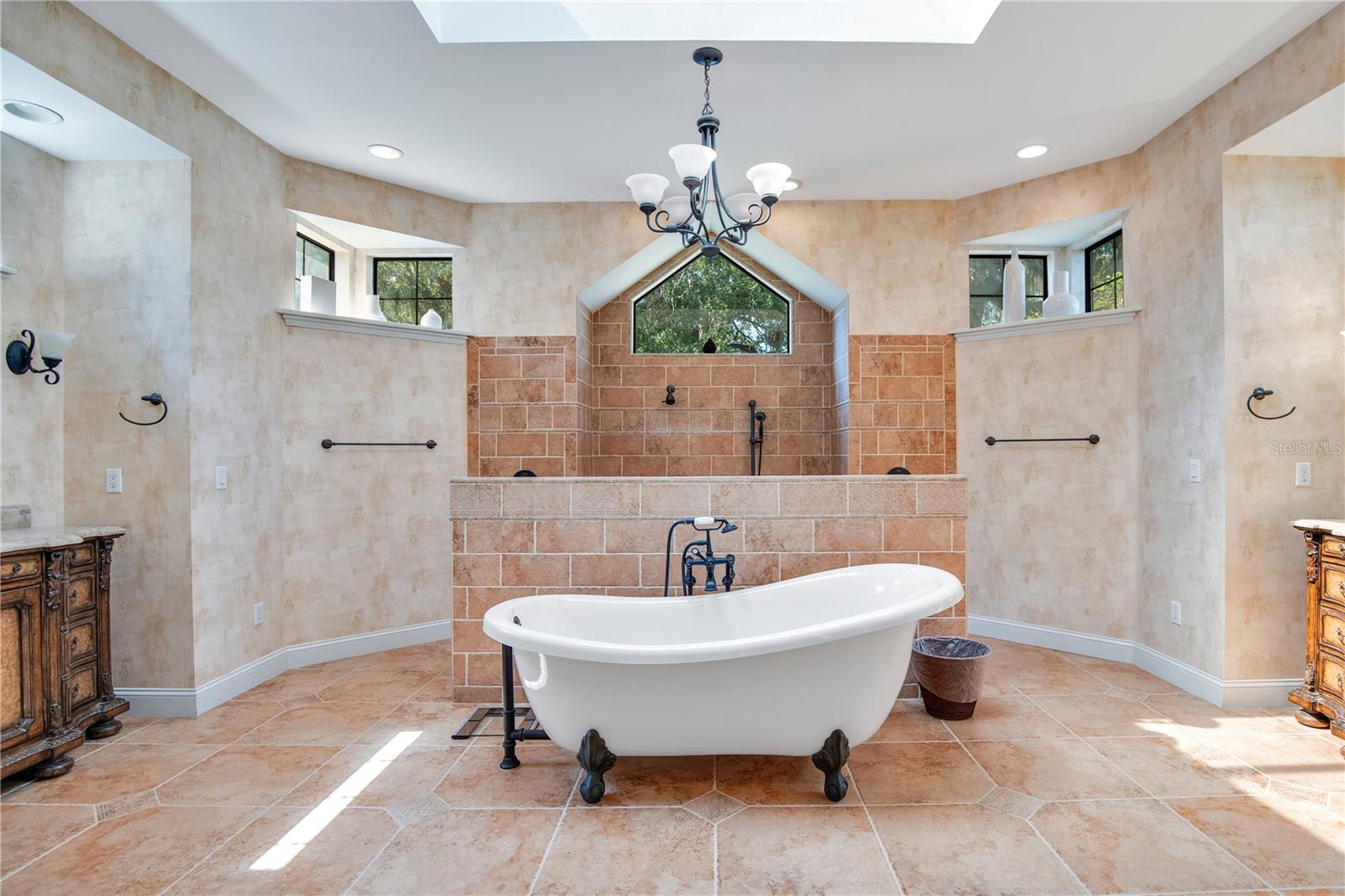 Listing photo id 29 for 525 Mandalay Road