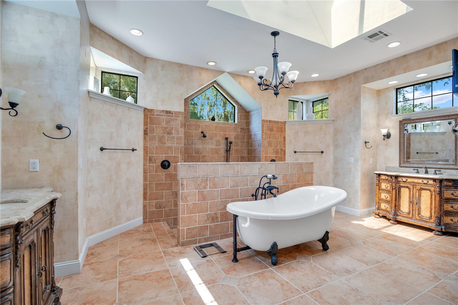 Listing photo id 30 for 525 Mandalay Road