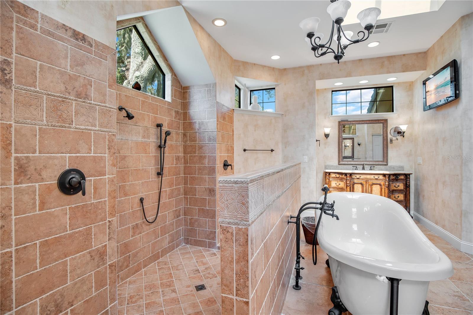 Listing photo id 31 for 525 Mandalay Road