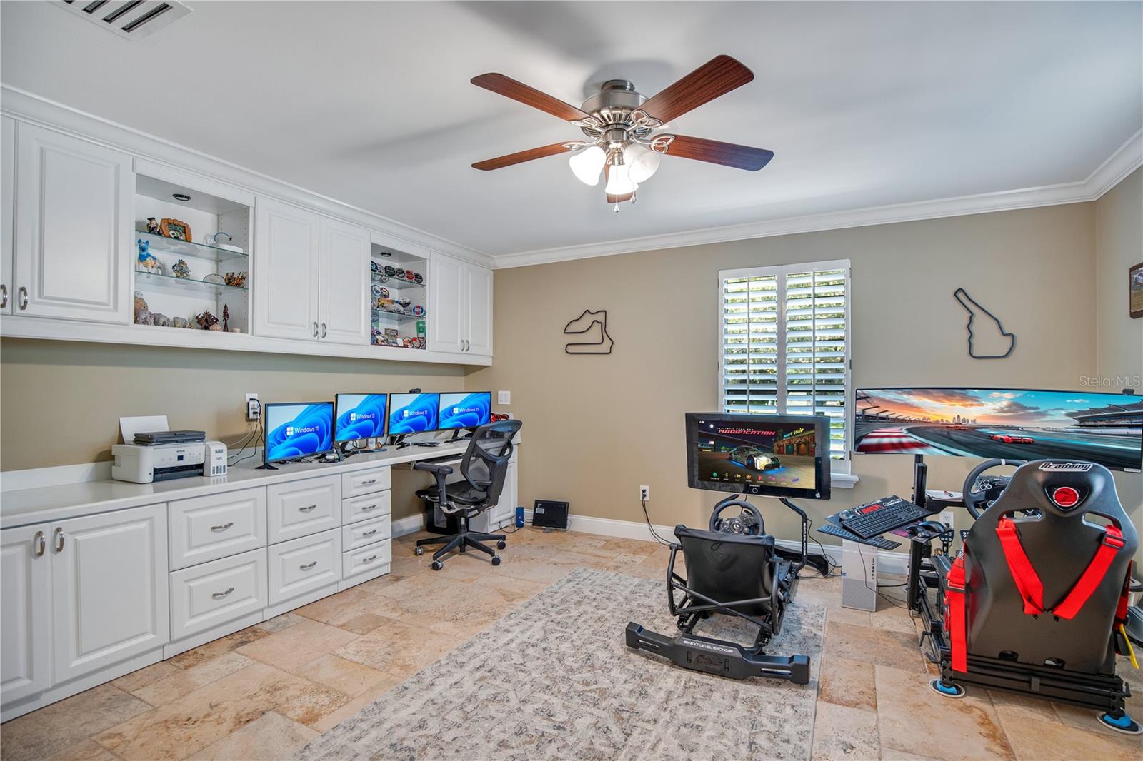 Listing photo id 33 for 525 Mandalay Road
