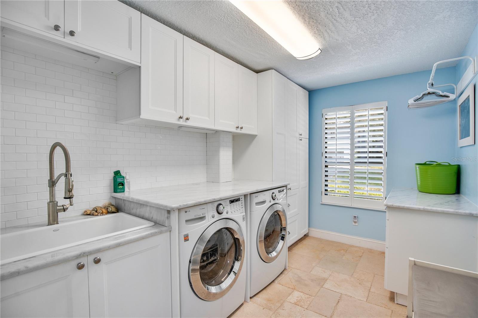 Listing photo id 43 for 525 Mandalay Road