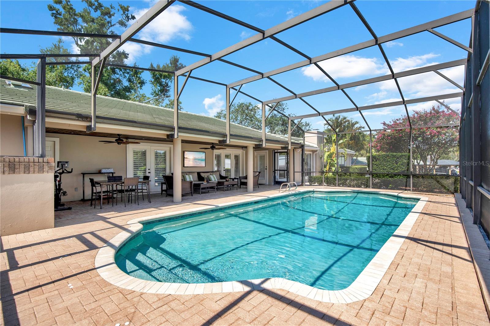 Listing photo id 52 for 525 Mandalay Road