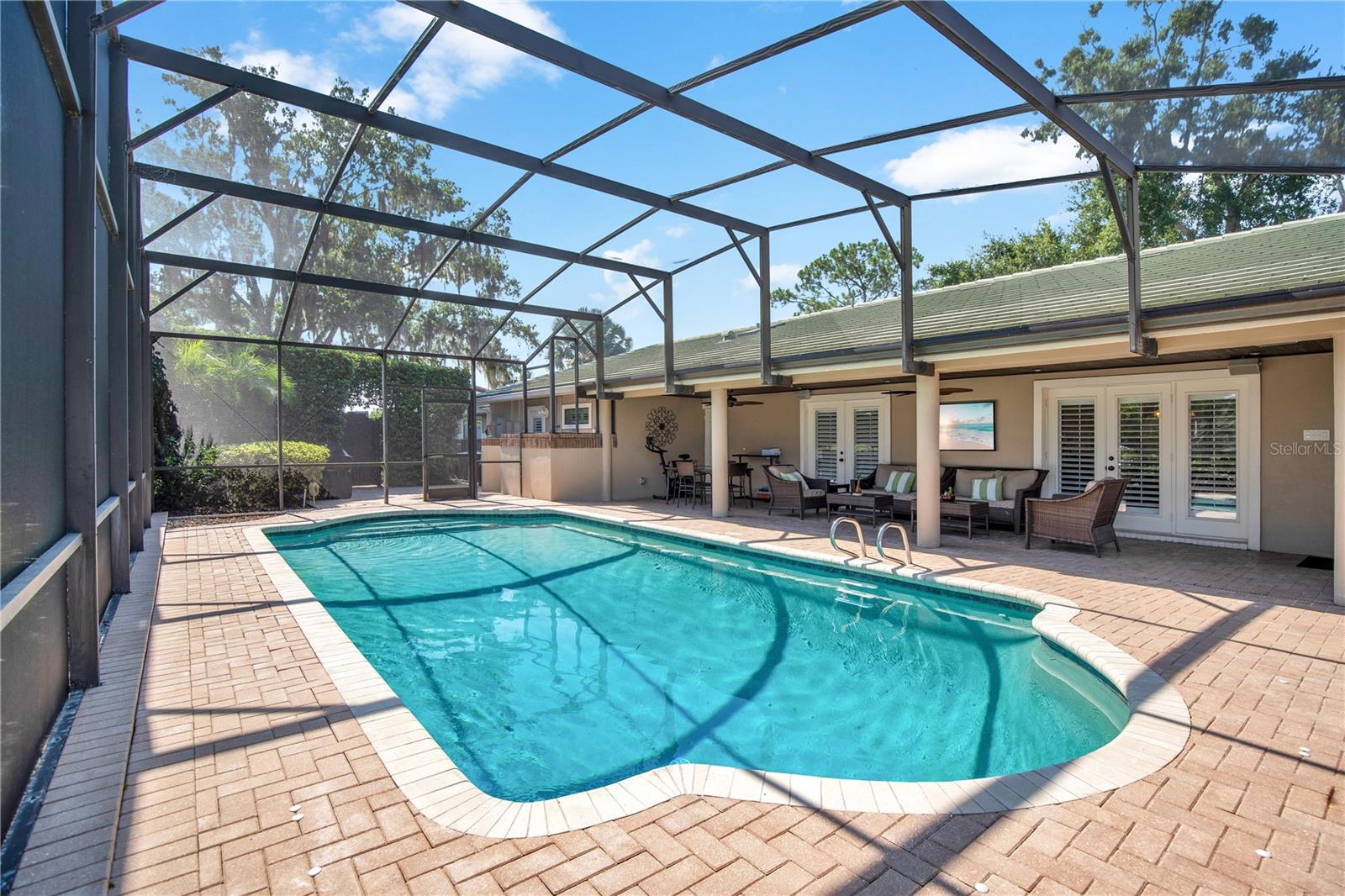 Listing photo id 53 for 525 Mandalay Road
