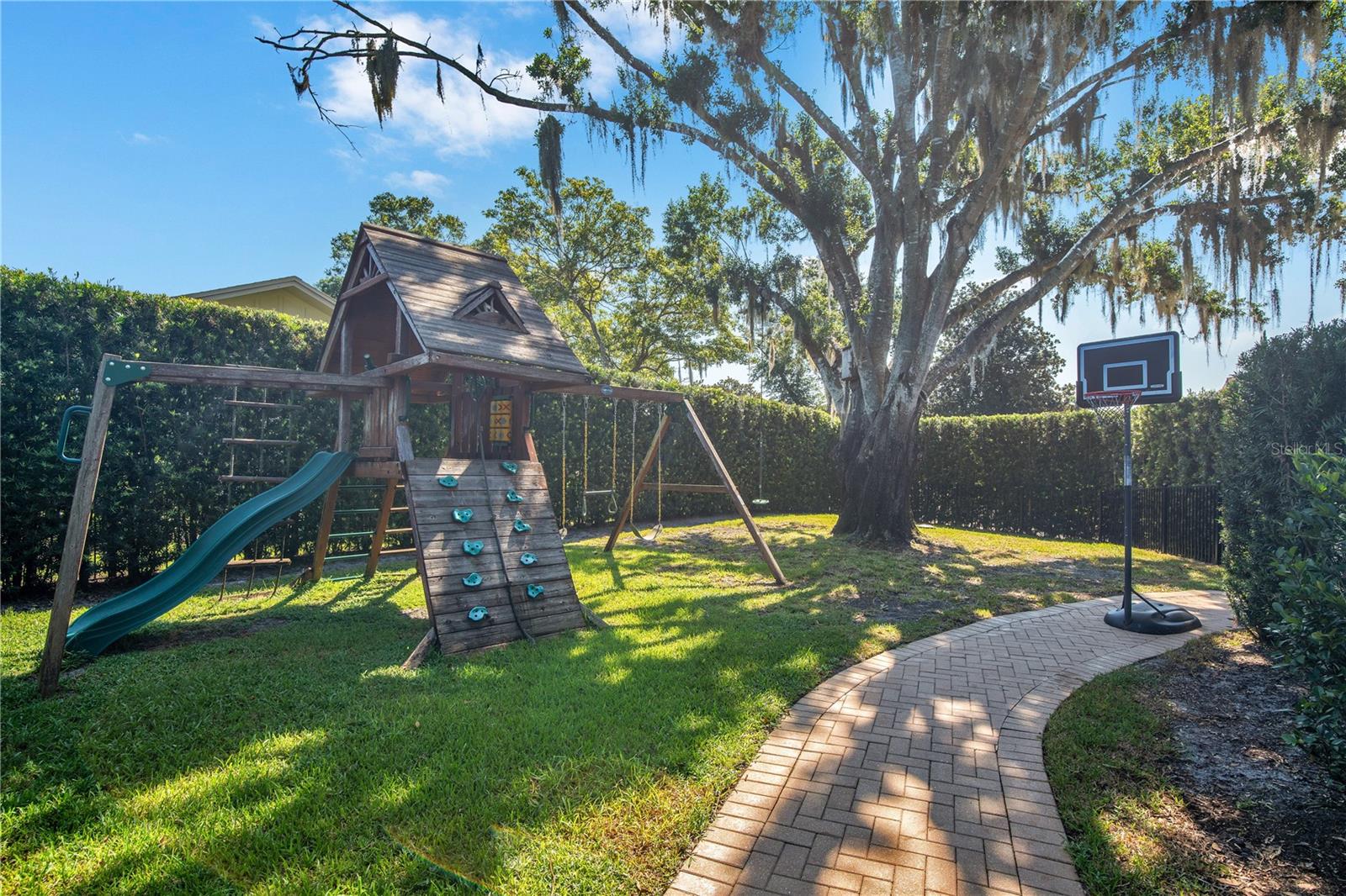 Listing photo id 55 for 525 Mandalay Road