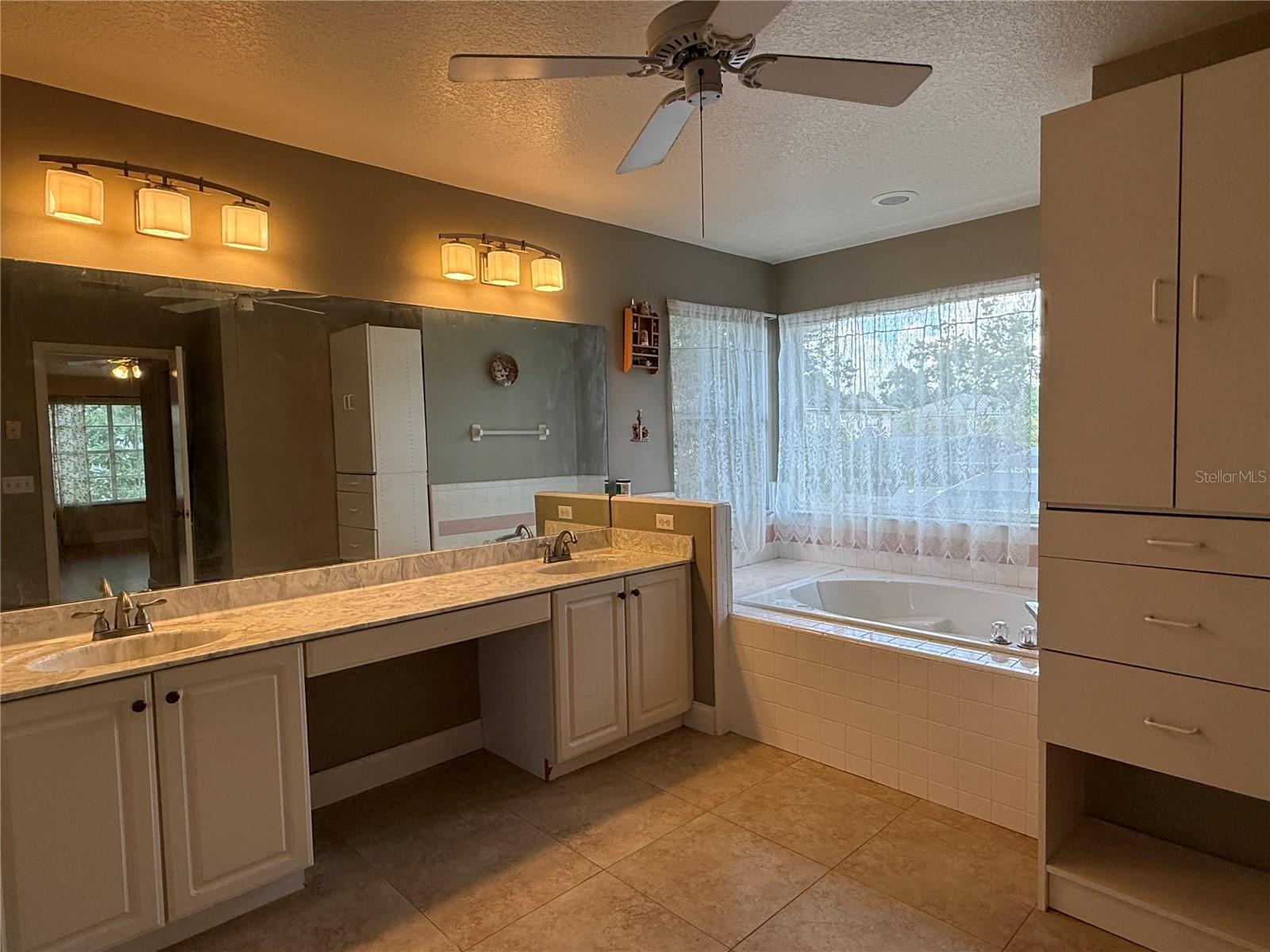 Image 28 of 39 For 1373 Foxforrest Circle