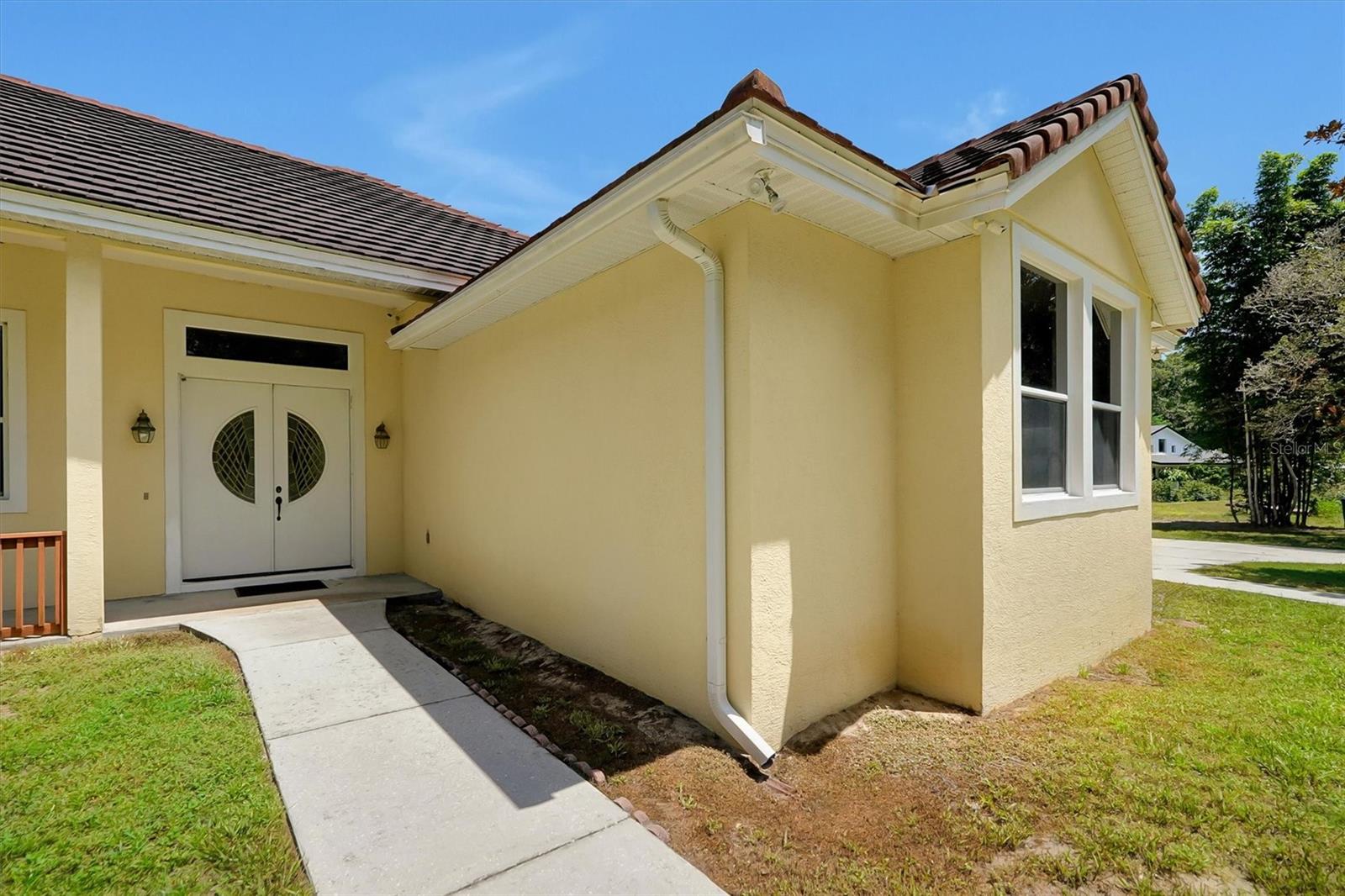 Image 3 of 47 For 220 Bahama Road