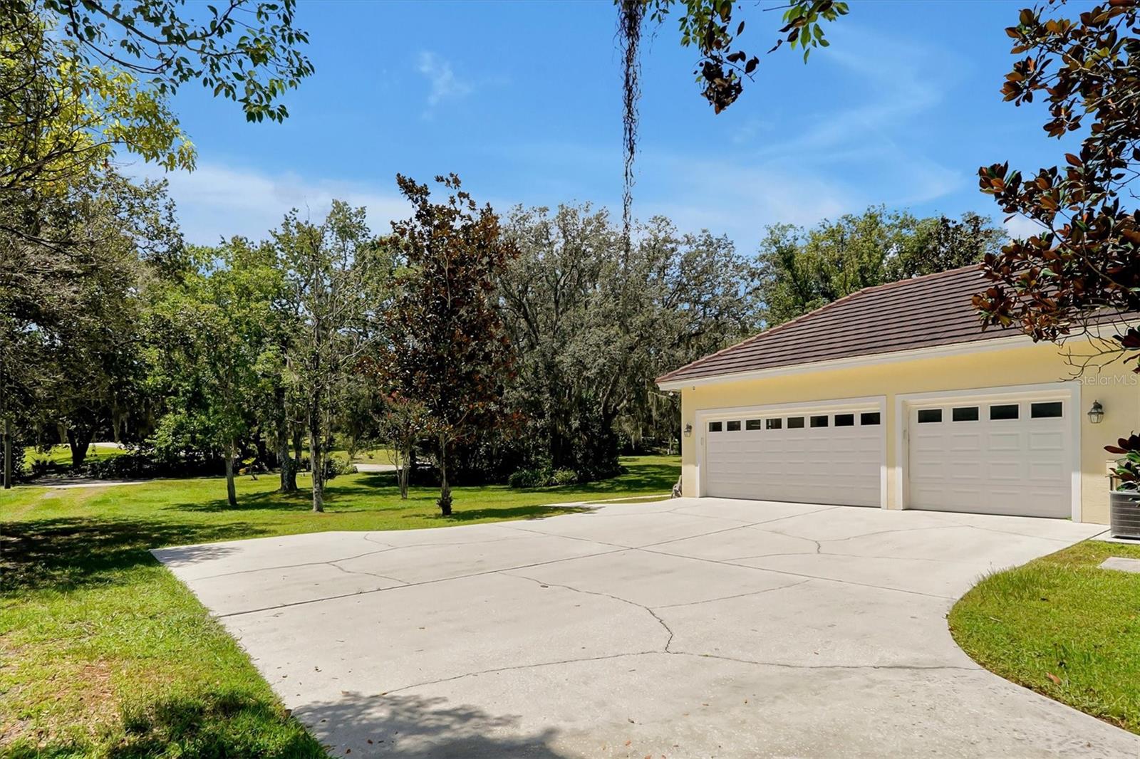 Image 41 of 47 For 220 Bahama Road