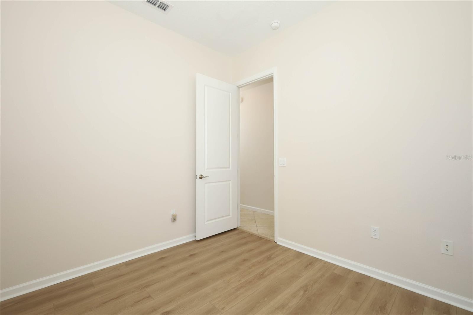 Image 28 of 43 For 1677 Victoria Gardens Drive