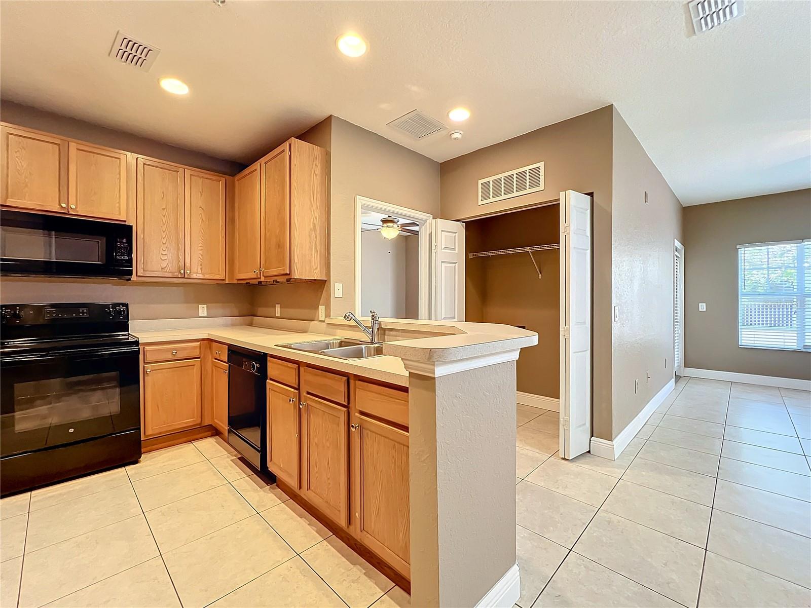 Image 11 of 57 For 2586 Grand Central Parkway 4
