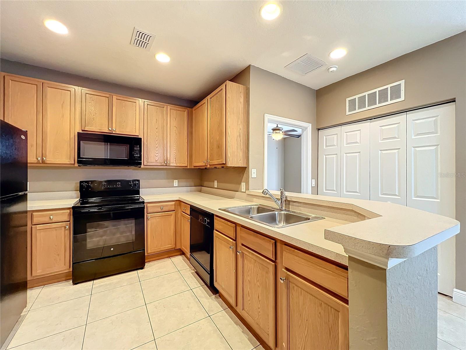 Image 12 of 57 For 2586 Grand Central Parkway 4