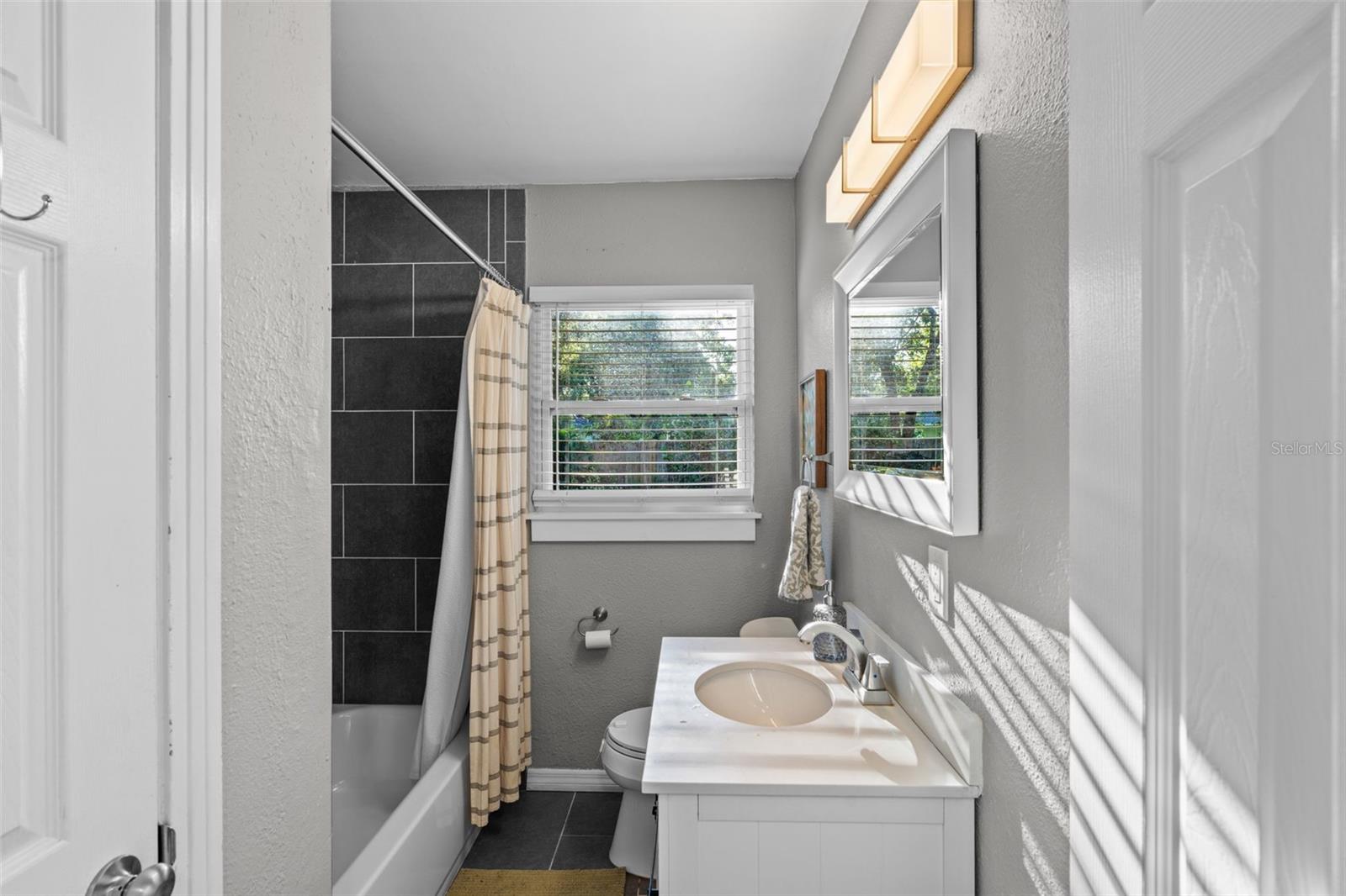 Image 14 of 27 For 707 Hampton Avenue