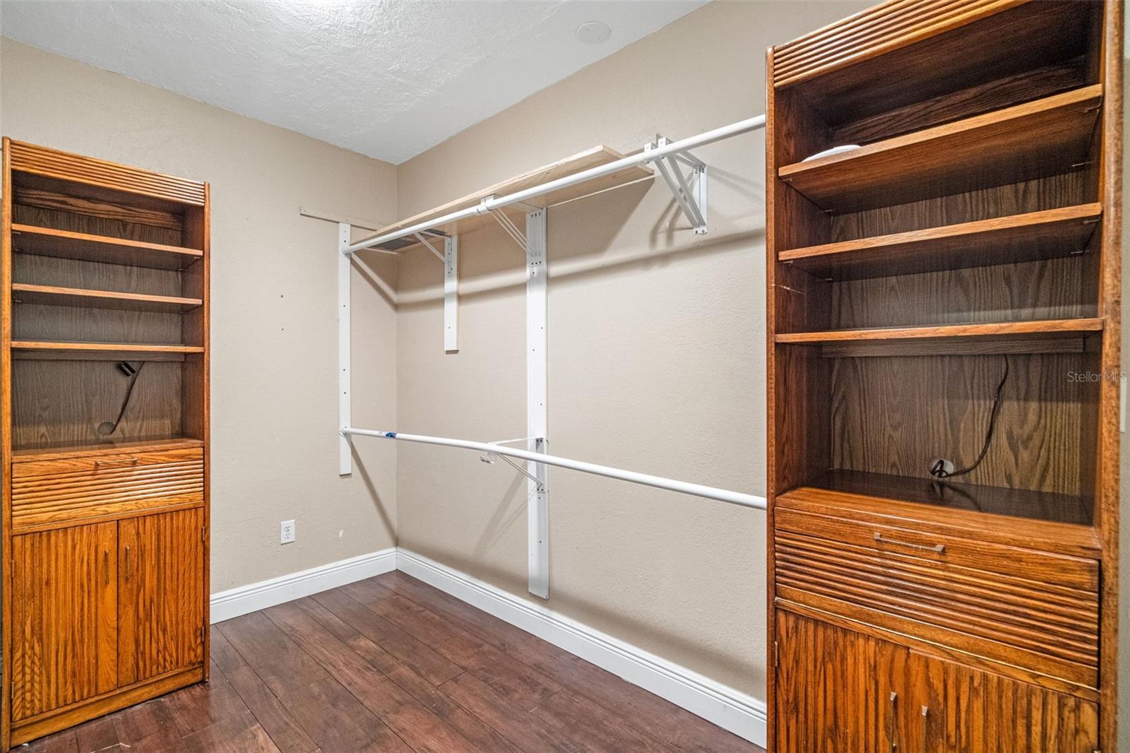 Image 11 of 35 For 736 Forest Glen Court