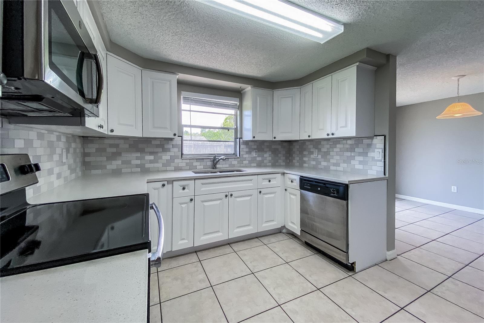 Listing photo id 4 for 7431 Belvedere Terrace