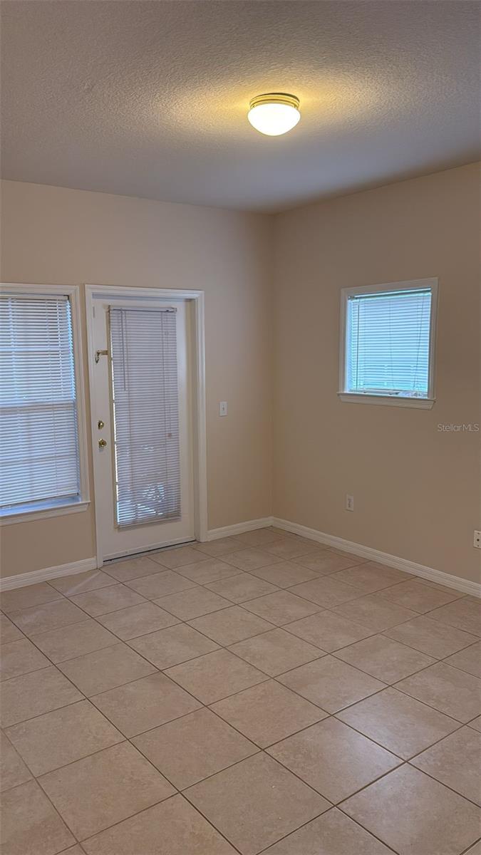 Listing photo id 5 for 3599 Conroy Road 911