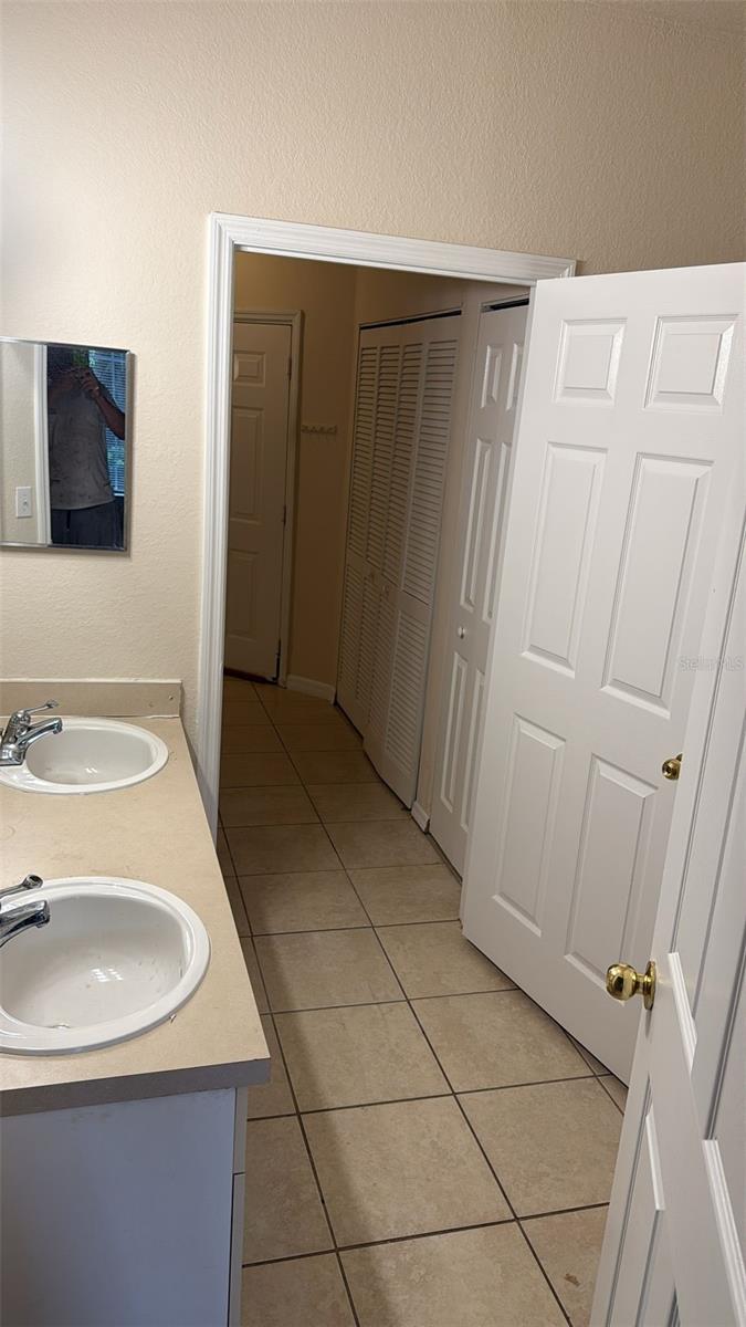 Listing photo id 6 for 3599 Conroy Road 911
