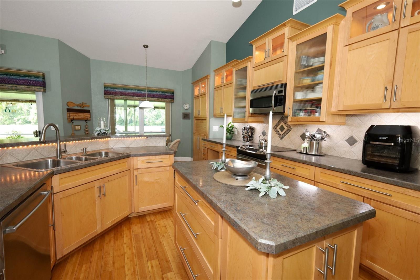 Image 13 of 54 For 1010 Pinehurst Court