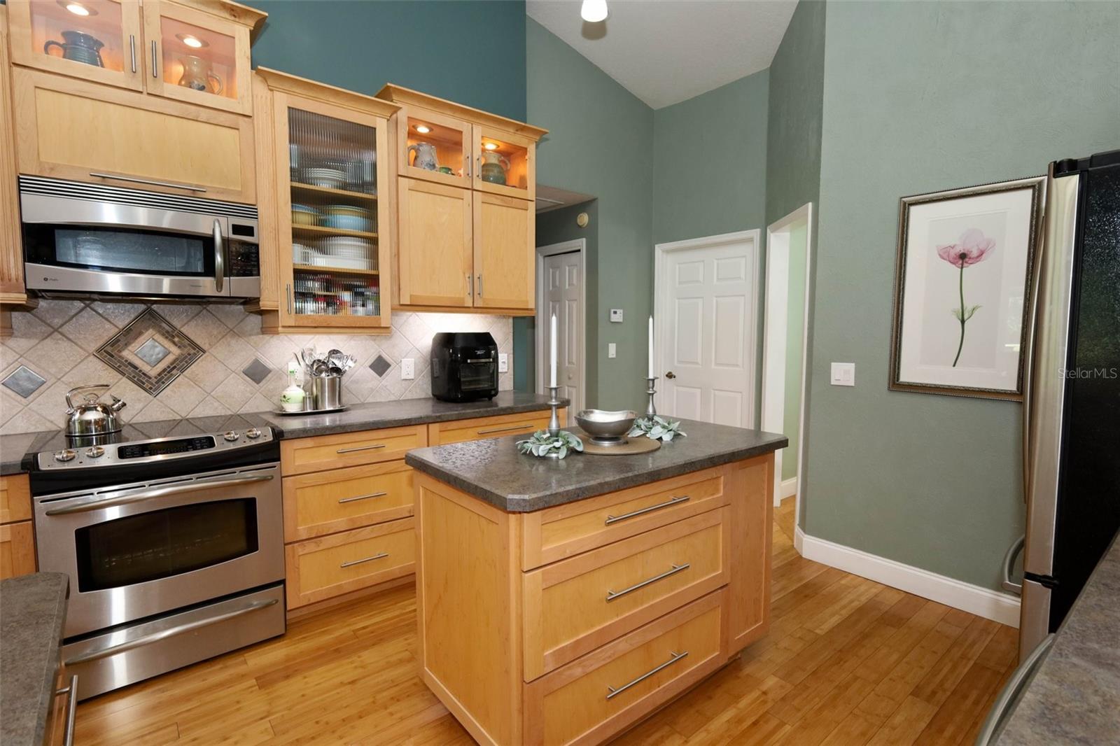 Image 17 of 54 For 1010 Pinehurst Court