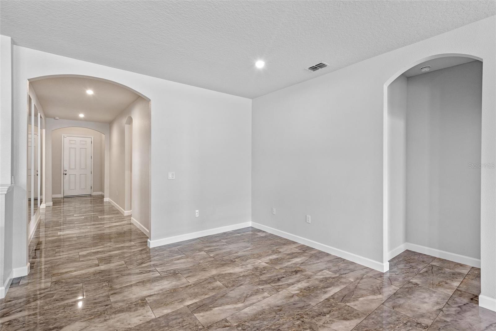Image 3 of 39 For 900 Glazebrook Loop