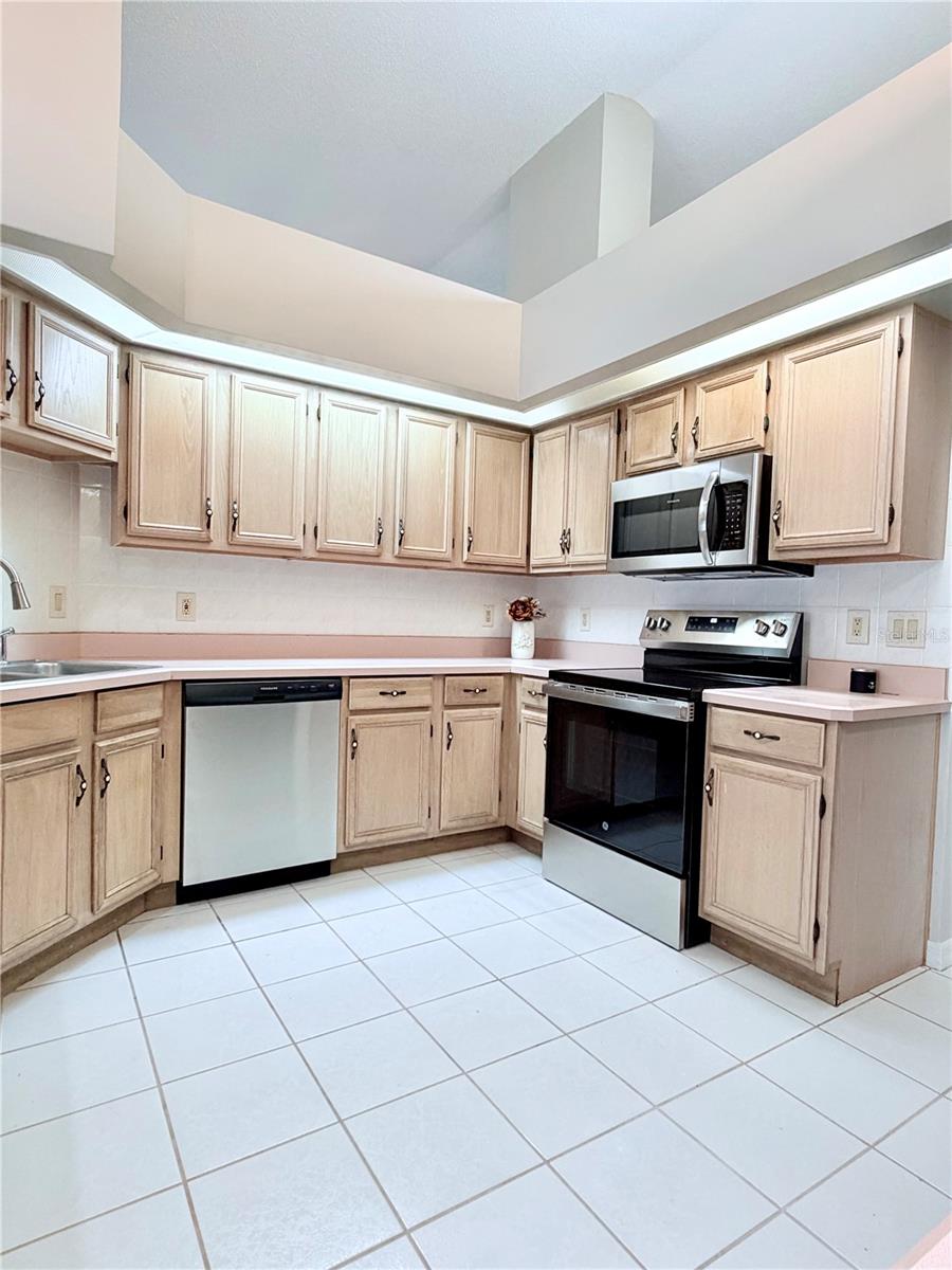 Image 16 of 36 For 30 Pinetree Drive