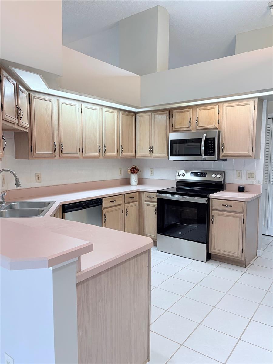 Image 17 of 36 For 30 Pinetree Drive