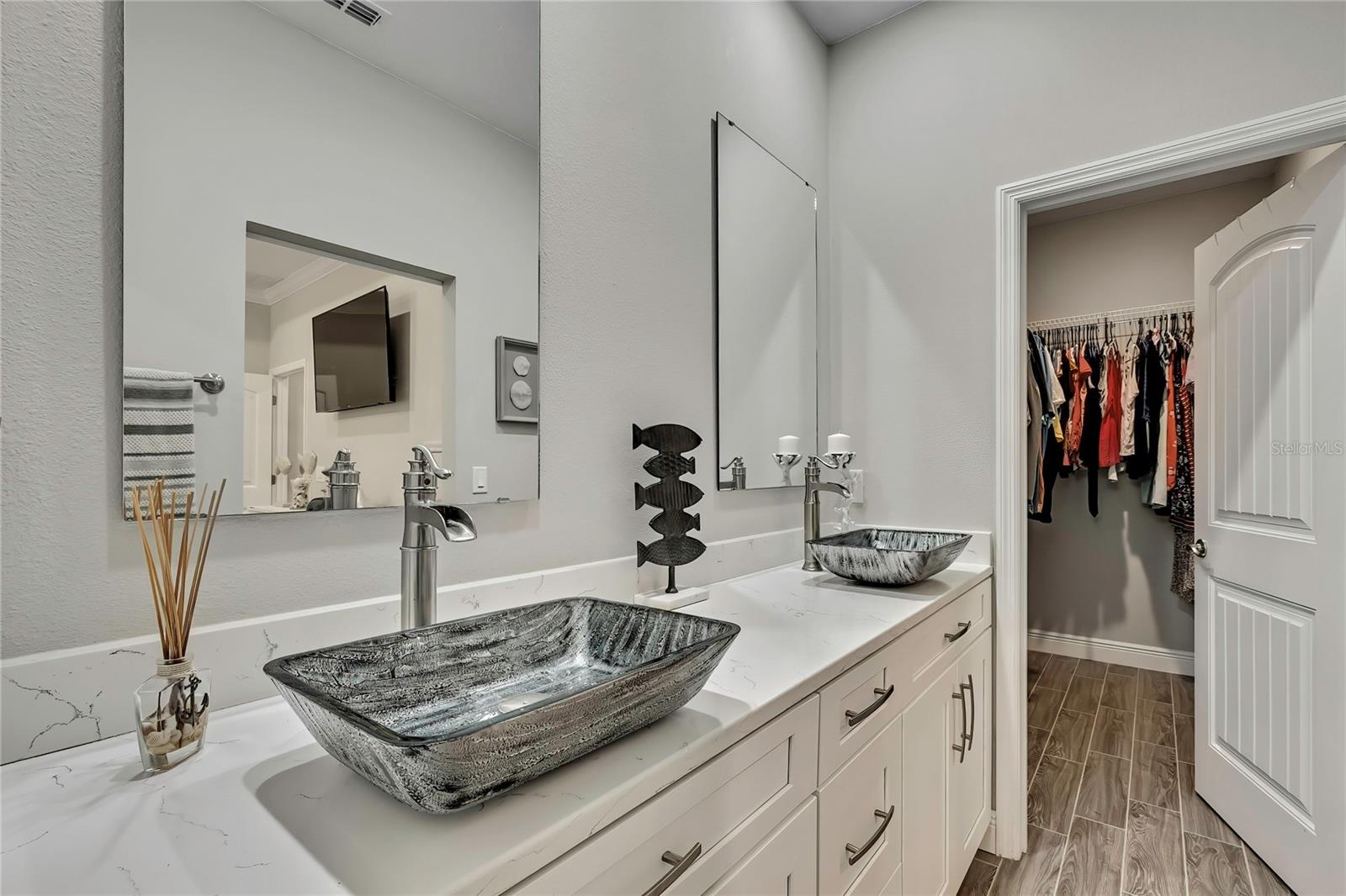 Listing photo id 18 for 9202 Satinwood Terrace